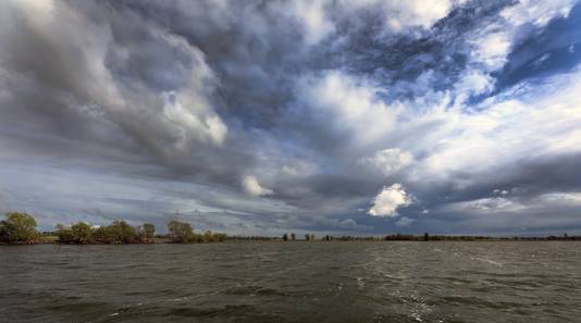 Een imposante wolkenlucht boven de Amer.