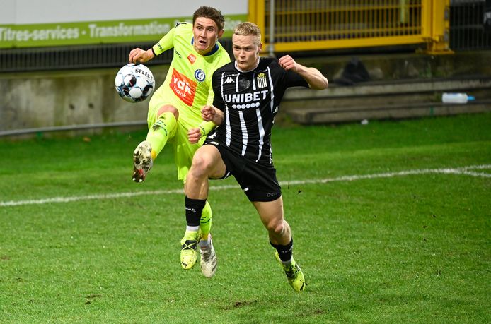 Alessio Castro-Montes duelleert om de bal met Charleroi-speler Van Cleemput.
