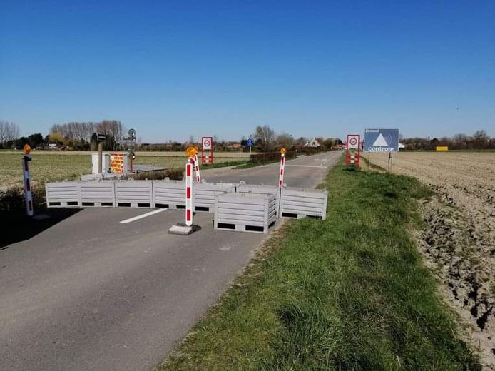 Blokkade voor de grensovergang bij Retranchement.