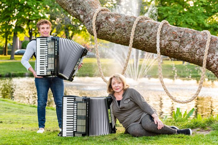 Hanny van Holland (l) en Elly Geenevasen zijn de drijvende krachten achter het accordeonistenorkest dat zondag voor het eerst de hedendaagse opera.