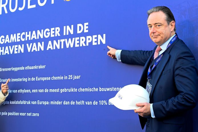Antwerps burgemeester Bart De Wever (N-VA) in december 2022 bij de eerste steen-, of beter damwandlegging voor Project One, de ethaankraker van chemiereus INEOS.
