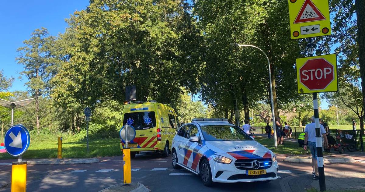 Fietser naar ziekenhuis na botsing met auto in Waalwijk.