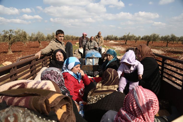 Syriërs vluchten met hun bezittingen weg uit de Noord-Syrische stad Afrin. Beeld AFP