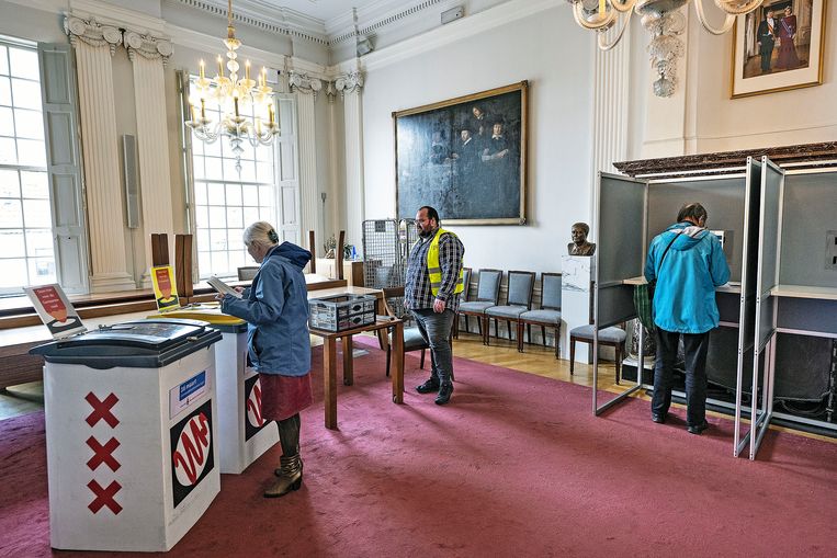 Kiezers brengen in maart 2022 hun stem uit voor de gemeenteraadsverkiezingen van Amsterdam. Beeld  Guus Dubbelman / de Volkskrant
