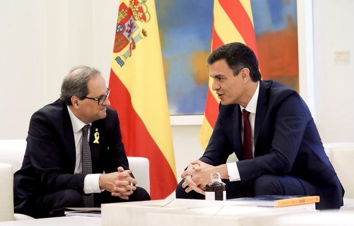 De Spaanse premier Pedro Sanchez (r.) in gesprek met de Catalaanse minister-president Quim Torra (l.)