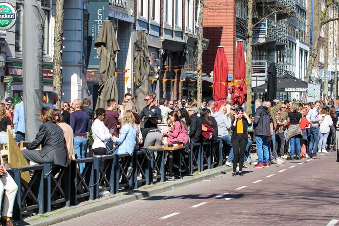 Rotterdammers vieren de verjaardag van de Koning in de Witte de Withstraat.