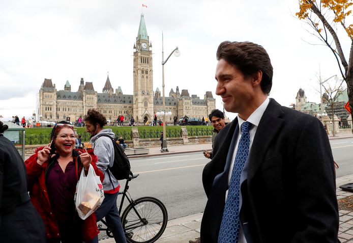 Justin Trudeau op weg naar zijn eerste persconferentie sinds de verkiezingen.