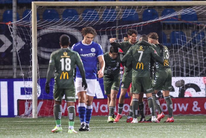 Rui Mendes wordt bejubeld na zijn treffer.