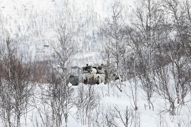 Een gecamoufleerde Noorse tank tijdens de recente Navo-oefening ‘Cold Response 2022’. Beeld Reuters