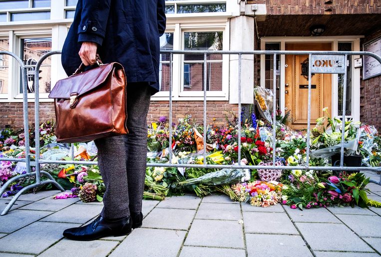 Mensen leggen bloemen bij het kantoor van Derk Wiersum. Beeld ANP