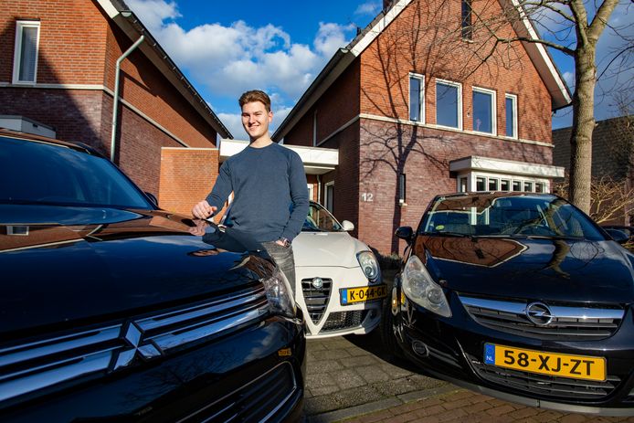 Student Ben van Helvoirt voor zijn huis waar hij een eigen autohandel is gestart.