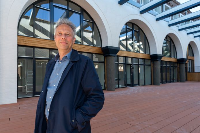 Mark Graafland, architect bij Bureau Kroner, geeft een rondleiding door de voormalige O.L. Vrouw van het Allerheiligst Sacrament kerk in Moerwijk.