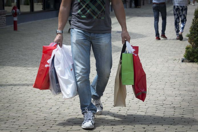 Tassen vol kleding scoren in de uitverkoop is mogelijk voorlopig nog niet aan de orde.