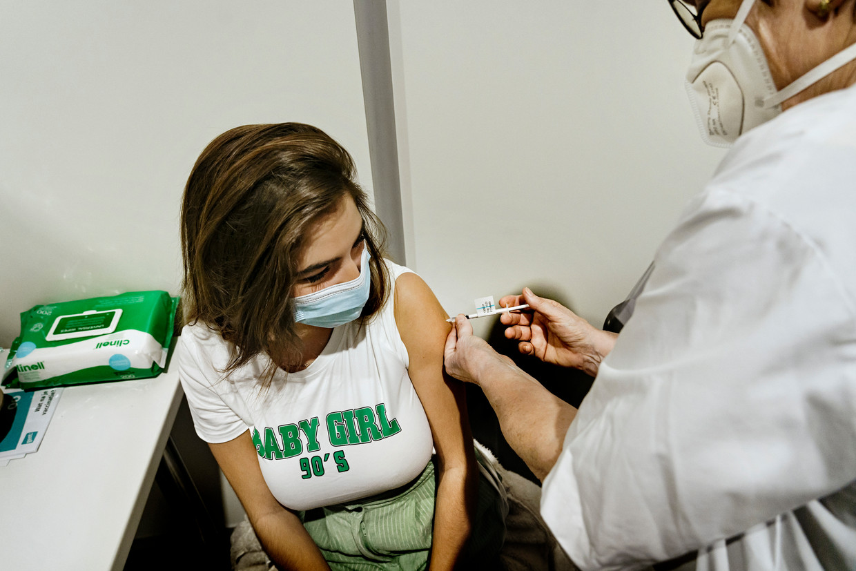 Leyna Amara-Hammou (27) is maanden na de eerste uitnodiging dan toch gevaccineerd. Beeld Eric de Mildt