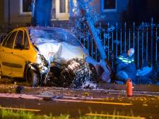 Auto crasht en vliegt in brand na nachtelijke achtervolging in Deventer