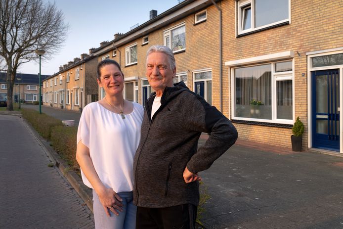 Peter en José IJpelaar voor hun huurwoning in de Jan van Eijckstraat in Kaatsheuvel. Na twee verhuizingen in relatief korte tijd hopen ze hier nog lang te wonen.
