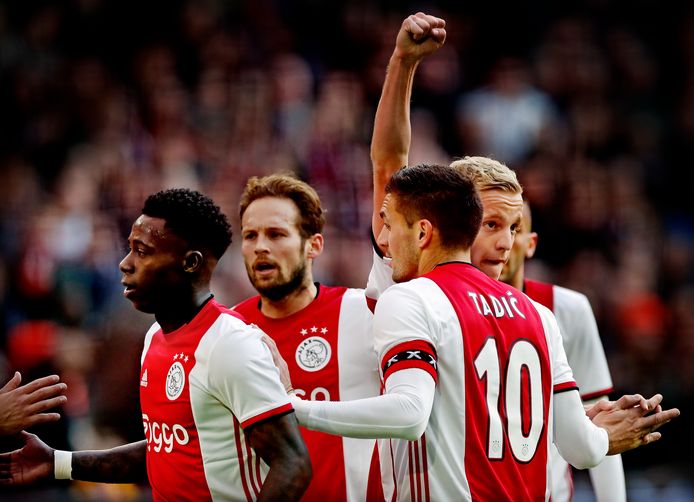 Vreugde bij de spelers van Ajax in de thuiswedstrijd tegen FC Utrecht, die met 4-0 werd gewonnen.