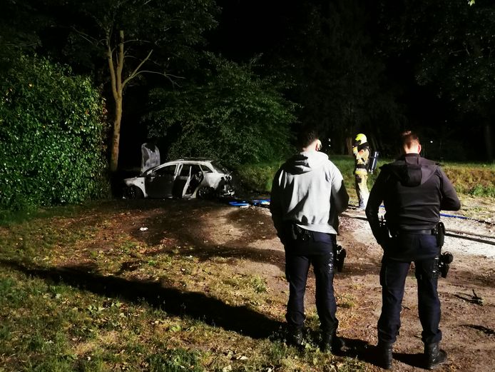 Een auto op de parkeerplaats van brasserie ’t Zusje in Nijmegen is helemaal uitgebrand