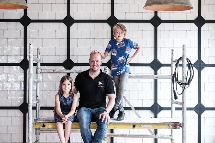 Wilco Fles met dochter Imme en zoon Sieb in het totaal vernieuwde P8