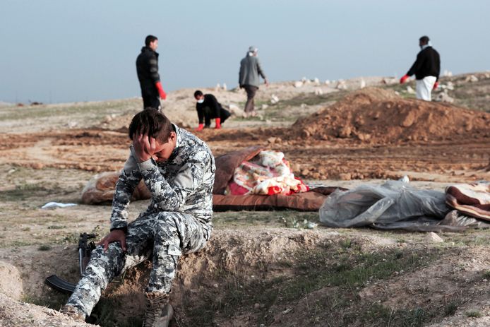 In Kojo werden mogelijk honderden mannen en vrouwen geëxecuteerd toen IS-strijders de plek bestormden.
