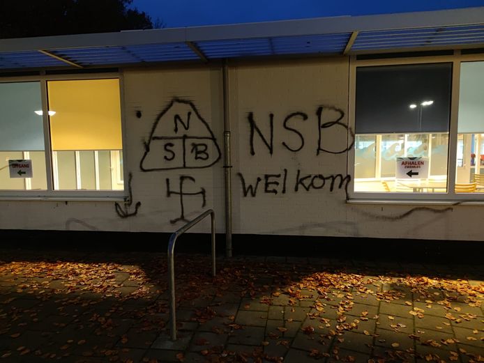 De bekladde gevel van zwembad 't Bun op Urk.