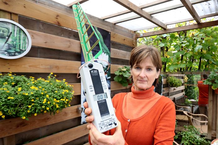 Alice Lentjes beschikt over een stralingsmeter zodat ze de hoeveelheid straling kan controleren. Bij haar woning is die vrijwel nihil.