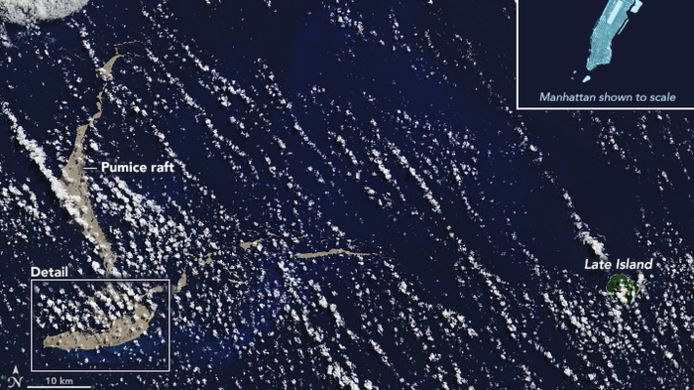 De Terra-satelliet van NASA legde dit beeld van het drijvende puim vast op 13 augustus.