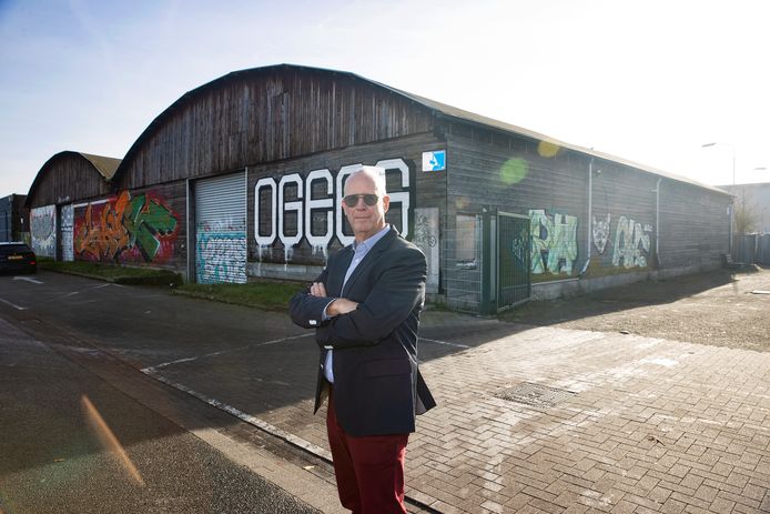 Eindhoven - Aan de Kanaaldijk-Zuid, waar voorheen de milieustraat was, komt de winternoodopvang van de gemeente. Ondernemers uit het gebied zijn woest. Op de foto Pascal van Helvoort van de ondernemersvereniging op de plek waar de opvang moet komen