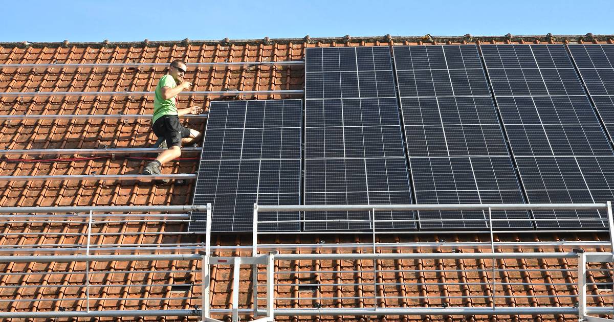 nieuwe zonnepanelen op dak basisschool, stroom is voor naastgelegen sporthal Menen |