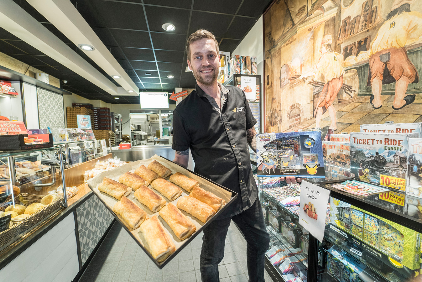 Martin Rietvelt van Bakker Jaap verkoopt zowel saucijzenbroodjes als Pokémon.