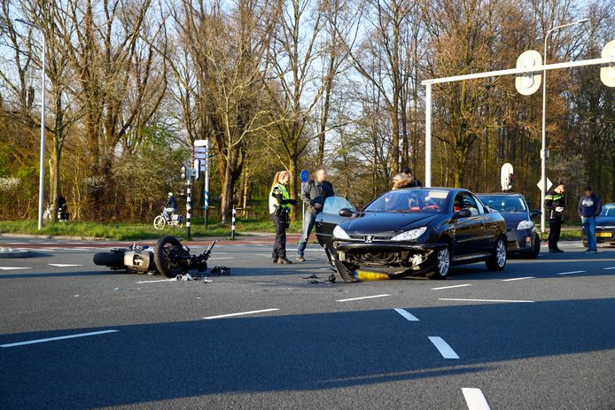 Een motorrijder raakte gewond bij de aanrijding in Zwolle aan de Zwartewaterallee. Het busje van de ondernemer die door rood reed staat net buiten beeld.