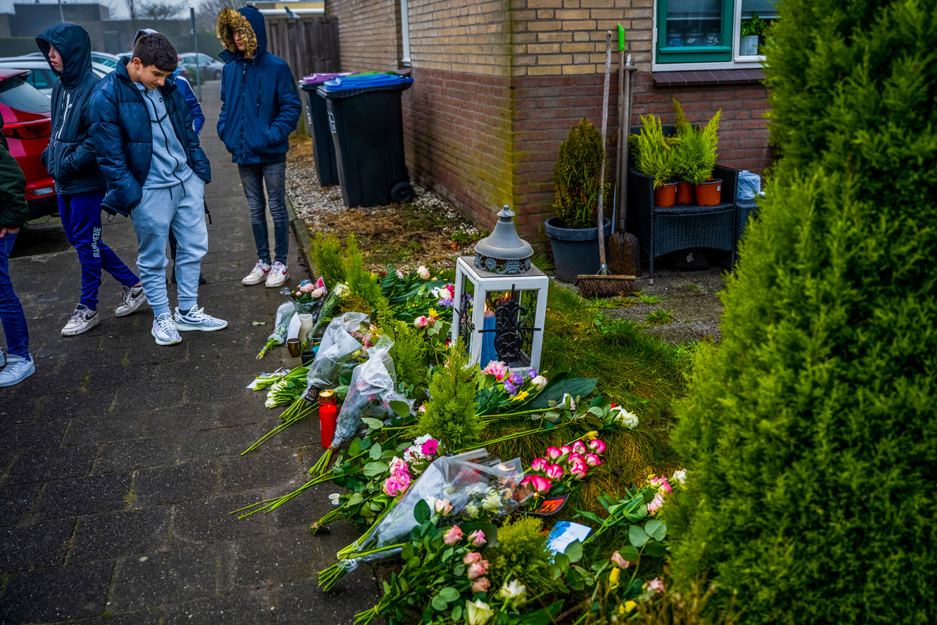 Mensen hebben bloemen neergelegd bij de woning van de neergestoken Rachel (30) uit Abbenbroek. Ze werd voor de ogen van haar 7-jarige dochtertje maandagochtend op straat vermoord.