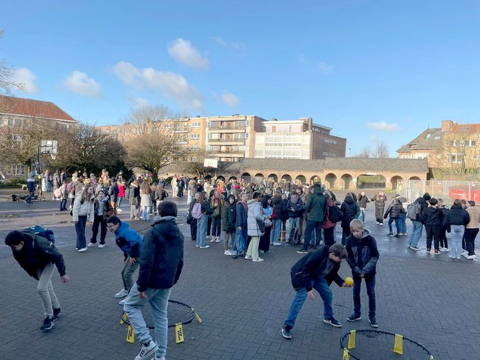 Tijdens de speeltijd organiseerden de leerkrachten samen met enkele leerlingen van de bovenbouw spelletjes voor de leerlingen uit het basisonderwijs.