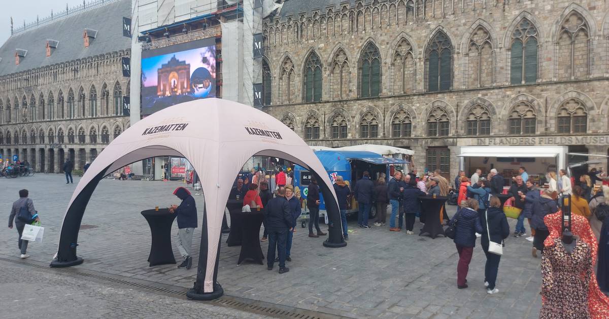 Kazematten trakteert marktbezoekers op Wipers Times Blond “Op uw