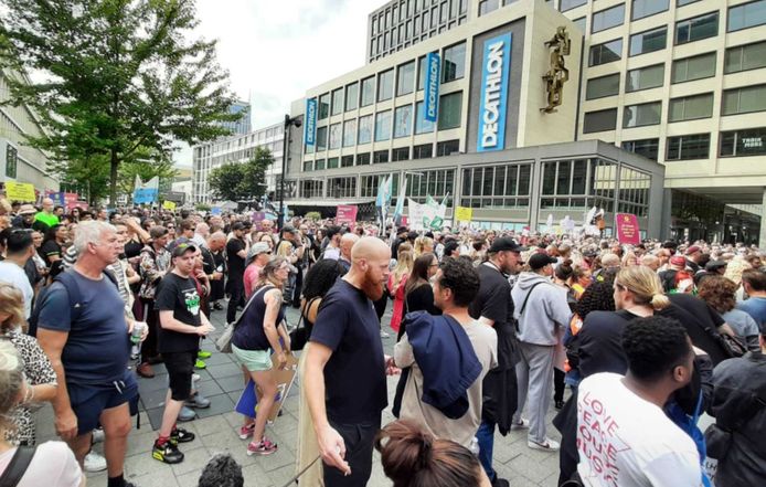 De demonstranten komen bij elkaar op het Stadhuisplein.