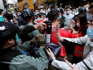 Chinees volkslied niet respecteren kan inwoners Hongkong volgens nieuwe wet drie jaar cel kosten: politie grendelt parlement af, bijna 200 arrestaties