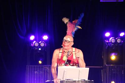 Artiesten en publiek maken een feestje van de zittingsavonden in Sterksel