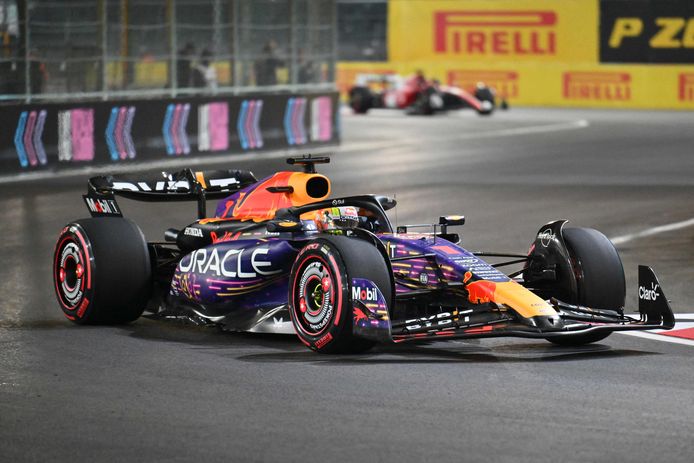 De Nederlandse coureur van Red Bull Racing, Max Verstappen, racet tijdens de tweede oefensessie voor de Las Vegas Formula One Grand Prix op 17 november 2023 in Las Vegas, Nevada.  (Foto door ANGELA WEISS / AFP)