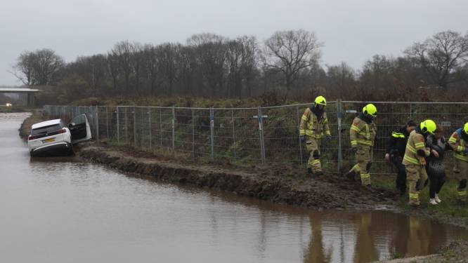 Chaos in Bennekom, waar de ene na de andere auto het water in rijdt 