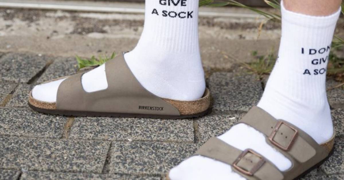 item Monarch naam Niet nerdy, maar trendy: zo draag je sokken in sandalen. “2.000 jaar  geleden liepen de Romeinen ook zo rond” | Mode & Beauty | hln.be