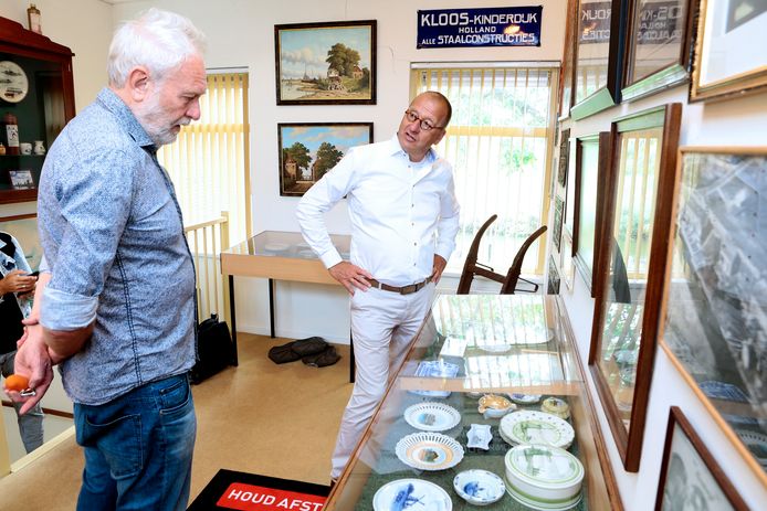 Burgemeester Theo Segers in gesprek met Kees van den Heuvel in Museum Kinderdijk.