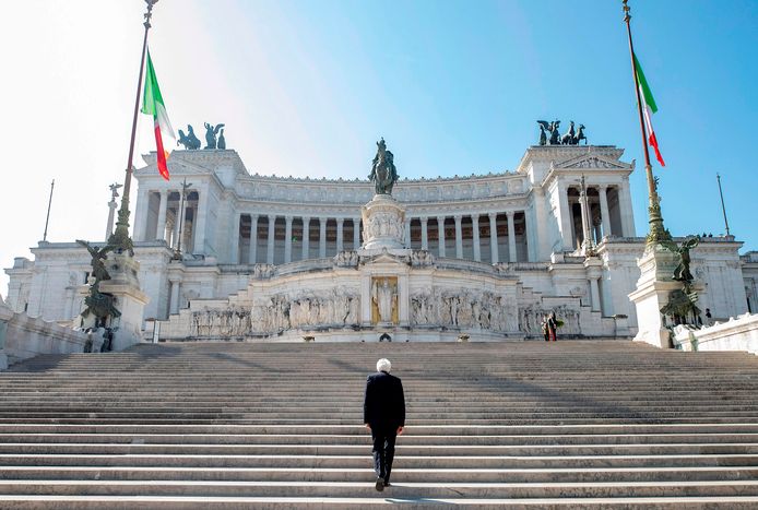 President Mattarella legt een krans op een compleet verlaten Piazza Venezia.