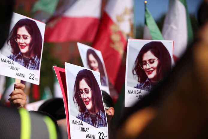 Een portret van de Iraanse Mahsa Amini tijdens een protestactie in de VS.