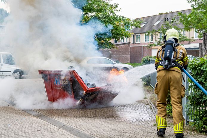 De brandweer doofde het vuur.
