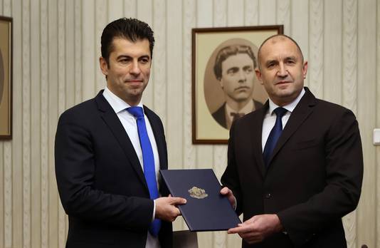 Premier Kiril Petkov (L) en de Bulgaarse president Rumen Radev.