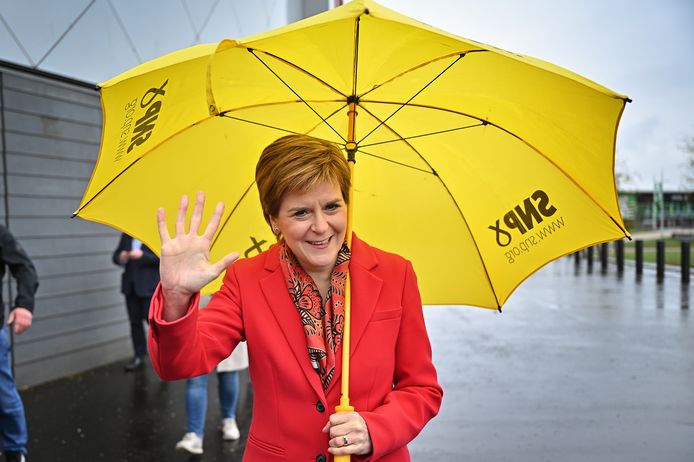 Nicola Sturgeon houdt veel meer van rood dan van geel-zwart, de officiële kleuren van haar partij