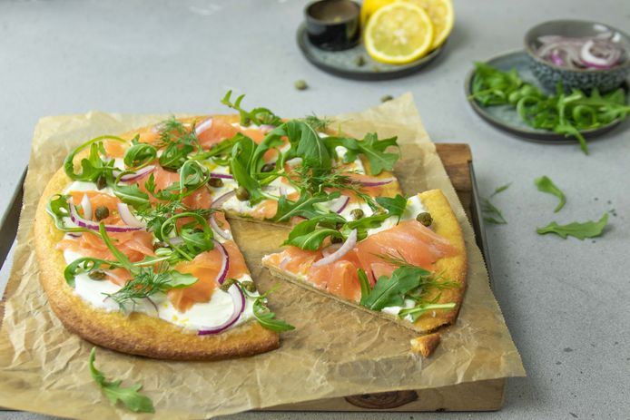 Bloemkoolpizza met gerookte zalm en citroencrème.