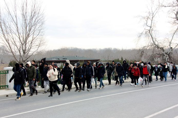 Migranten op weg naar de grenspost Pazarkule in de Turkse provincie Edirne nabij de grens met Griekenland.
