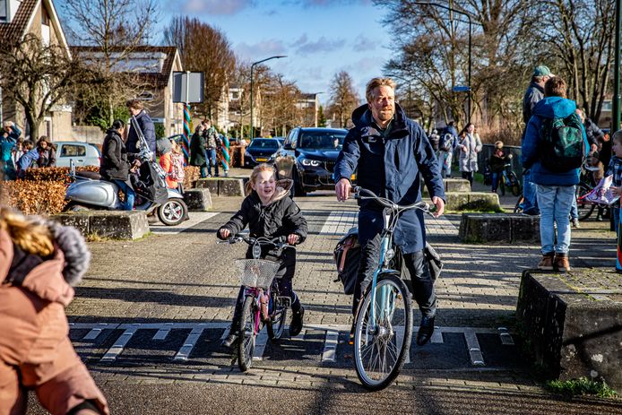 Basisschool De Meent in Waalre kampt met grote verkeersdrukte tijdens het wegbrengen en ophalen van kinderen. Veel auto’s en fietsende kinderen leiden vaak tot gevaarlijke situaties.