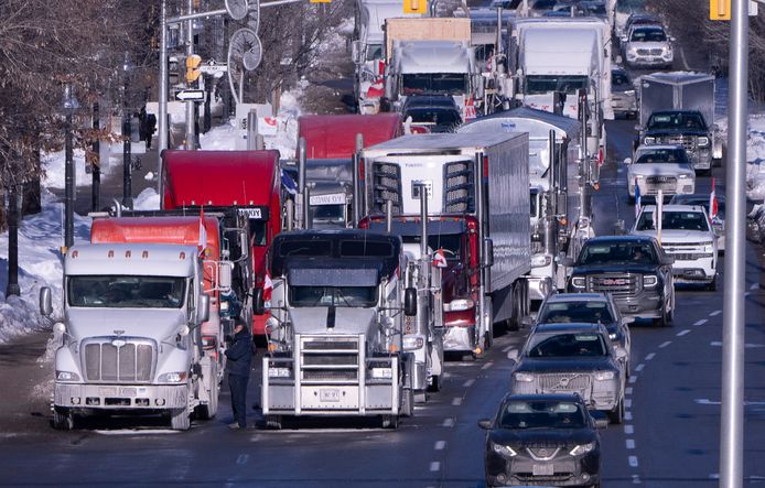 Canadese vrachtwagenchauffeurs en sympathisanten blokkeren wegen rond de Canadese hoofdstad Ottawa en ook enkele grensovergangen tussen Canada en de VS als protest tegen het coronabeleid.